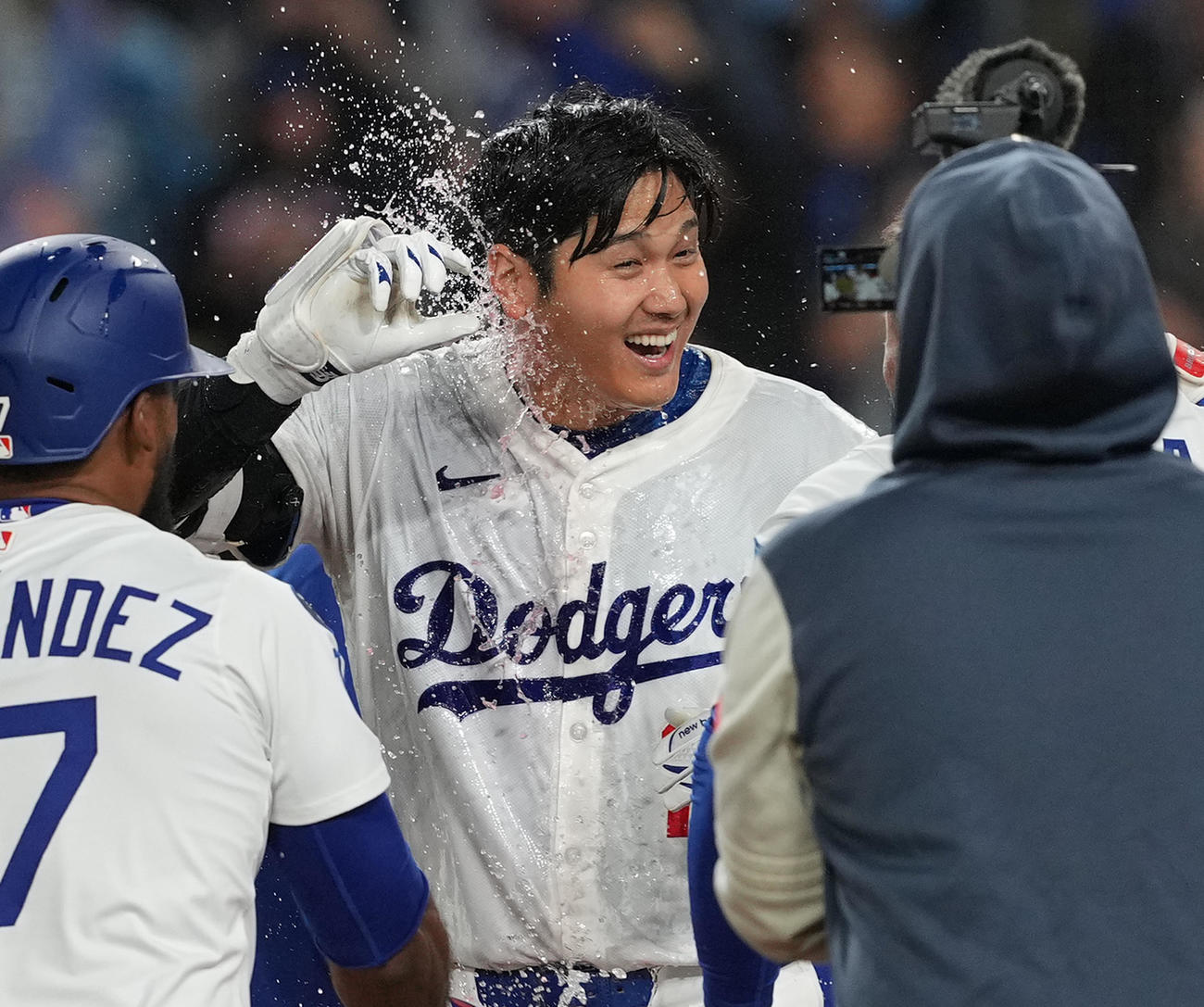 ドジャース対ブレーブス　9回裏ドジャース1死、サヨナラのソロ本塁打を放ち、歓喜の輪の中で手荒い祝福を受ける大谷（撮影・菅敏）