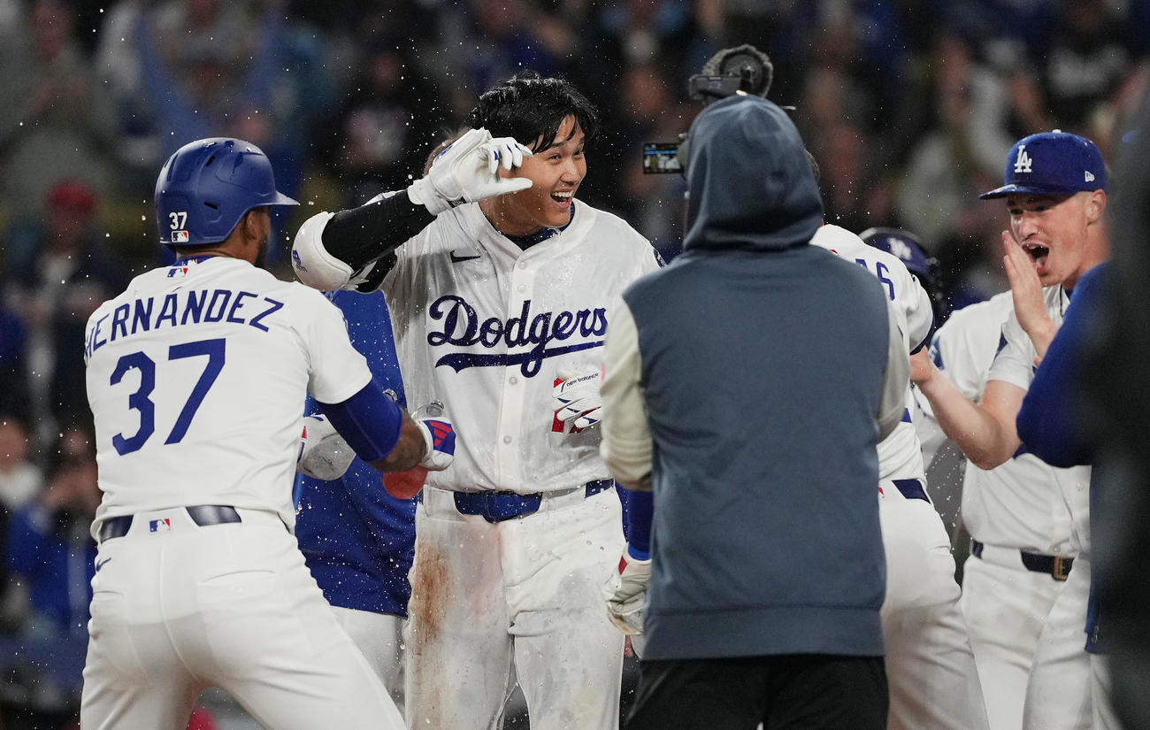 ドジャース対ブレーブス　9回裏ドジャース1死、サヨナラのソロ本塁打を放ち、歓喜の輪の中で手荒い祝福を受ける大谷（左から2人目）（撮影・菅敏）