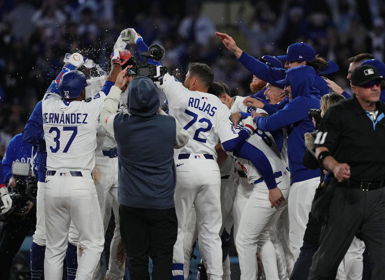 ドジャース対ブレーブス　9回裏ドジャース1死、サヨナラのソロ本塁打を放ち、歓喜の輪の中で手荒い祝福を受ける大谷（左から2人目）（撮影・菅敏）
