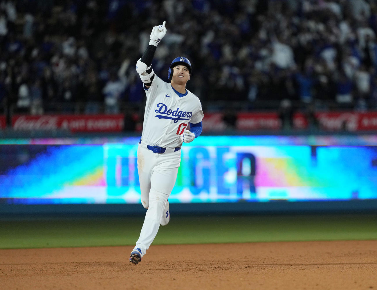ドジャース対ブレーブス　9回裏ドジャース1死、サヨナラ本塁打を放ち、指を突き上げる大谷（撮影・菅敏）