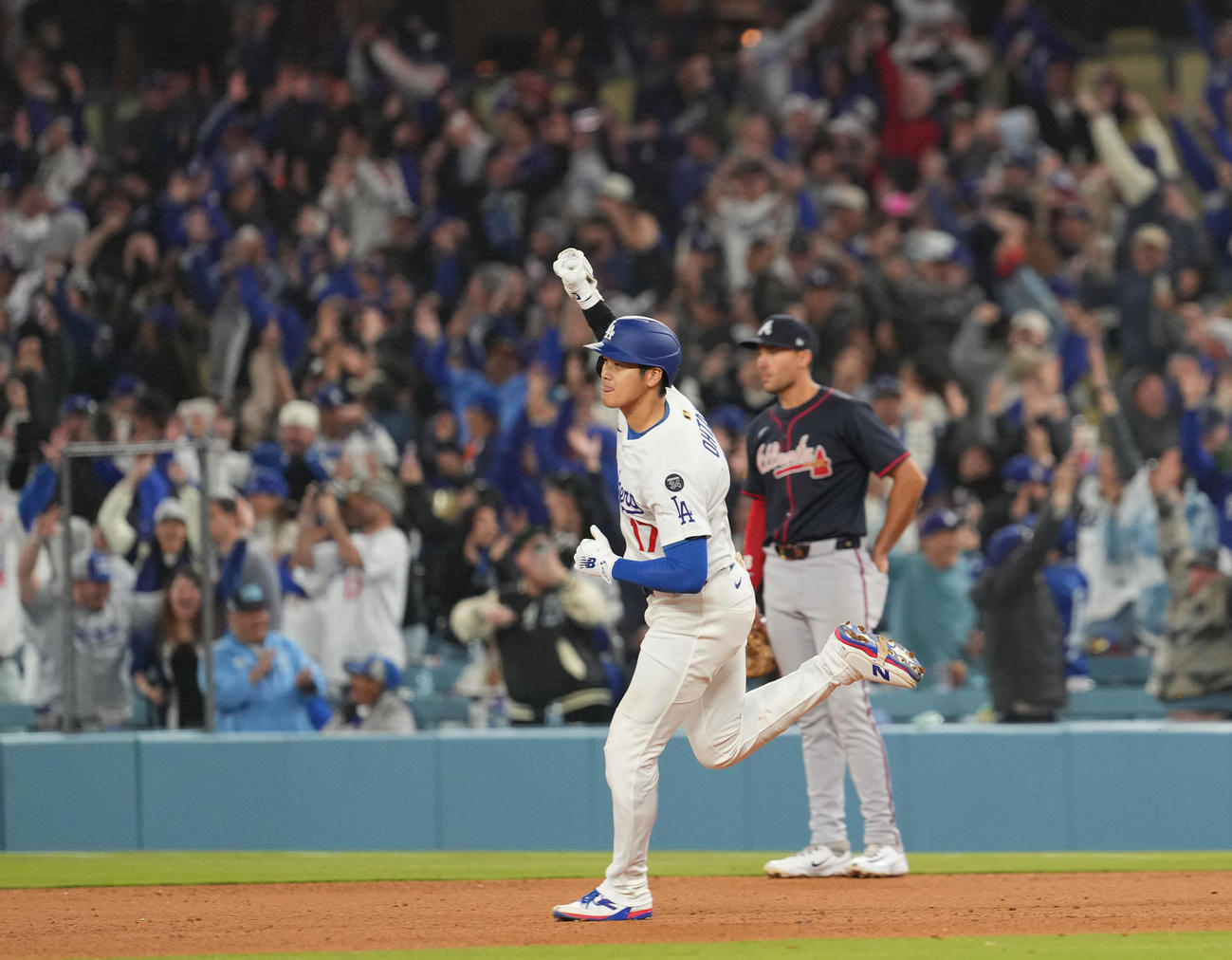 ドジャース対ブレーブス　9回裏ドジャース1死、サヨナラ本塁打を放ち、ガッツポーズを見せる大谷（撮影・菅敏）