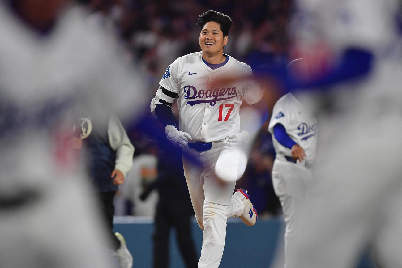 ドジャース大谷翔平はサヨナラ本塁打を放つと笑顔で本塁に向かう（ロイター）