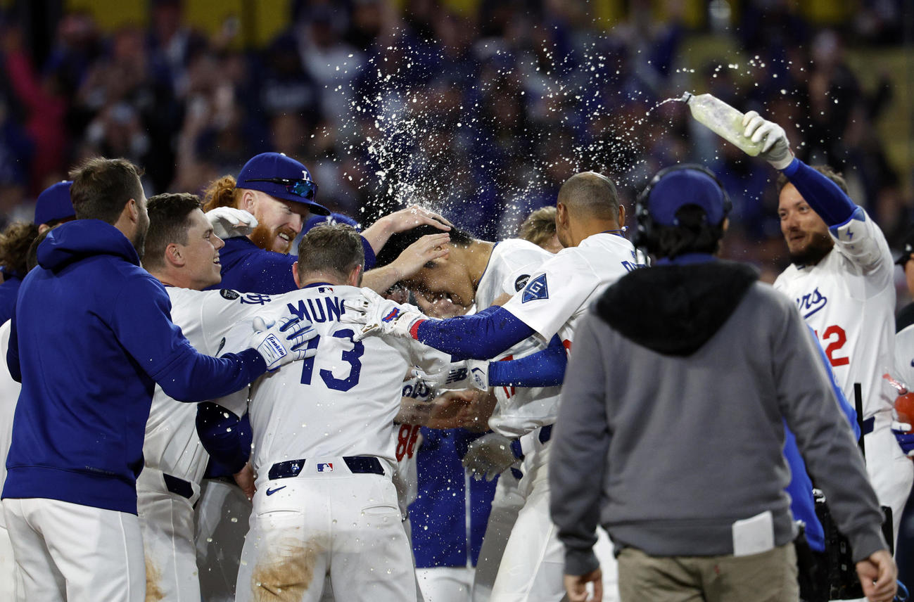 サヨナラ本塁打を放ったドジャース大谷翔平は同僚から手荒い祝福を受けた（AP)