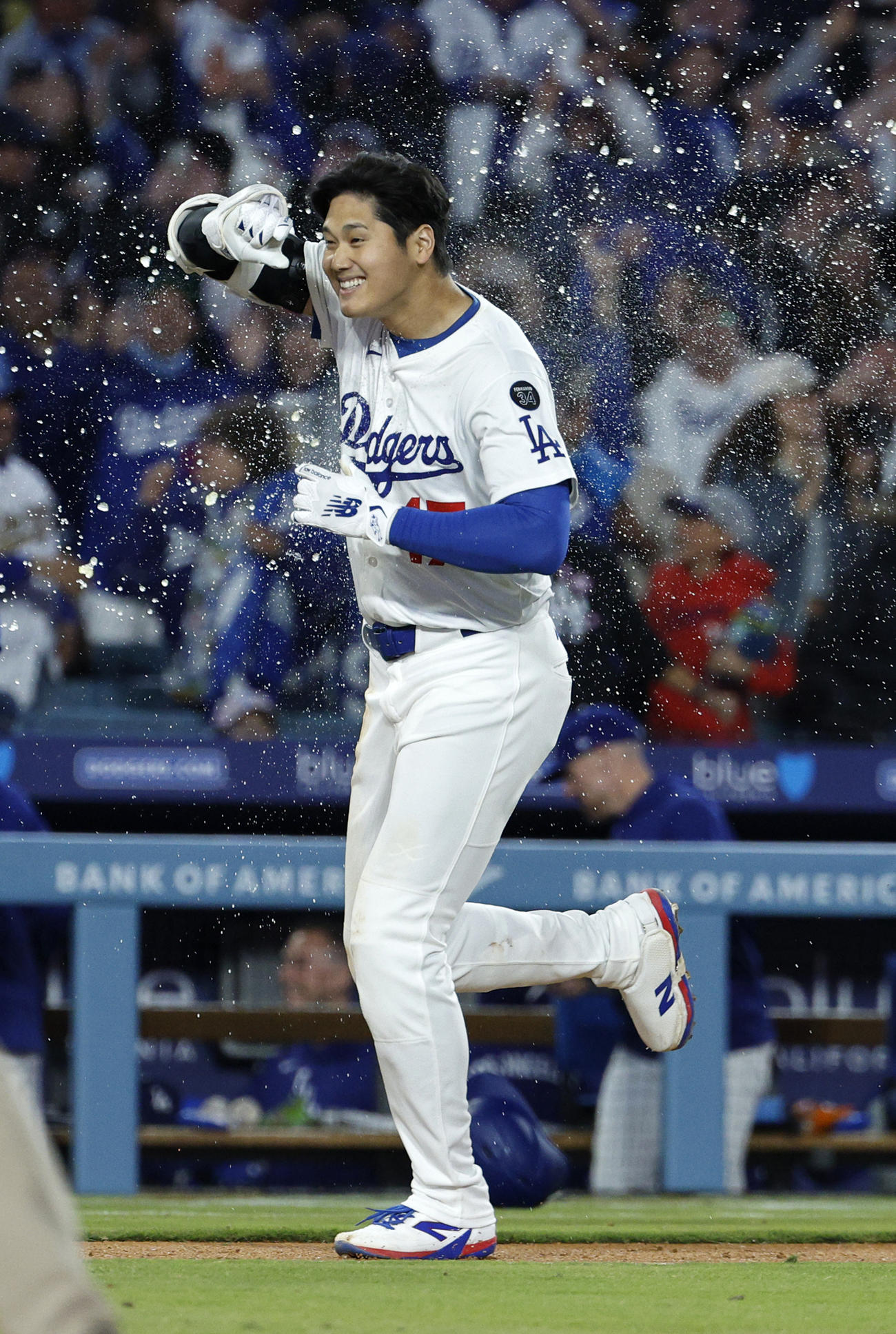 サヨナラ本塁打を放ったドジャース大谷翔平は祝福を受けながらホームイン（AP)