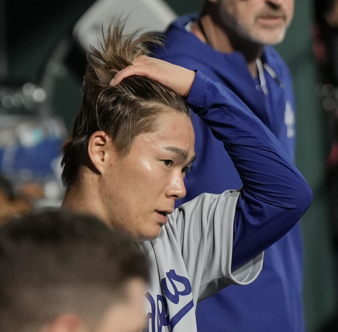 フィリーズ対ドジャース　6回を投げ終え降板し、ベンチで髪をかき上げる山本（撮影・菅敏）