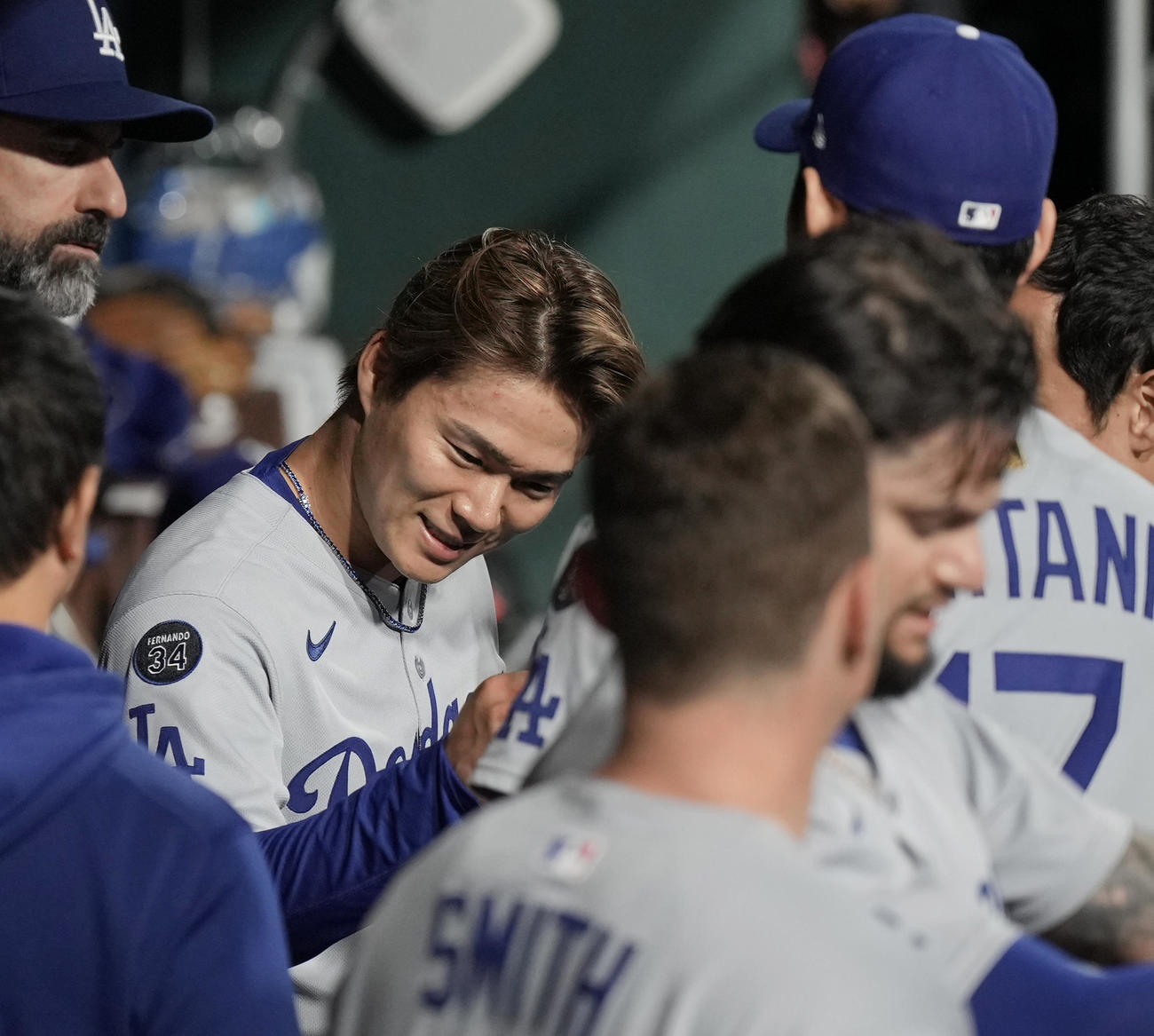 フィリーズ対ドジャース　6回を投げ終え降板し、大谷（右）とタッチをする山本（撮影・菅敏）
