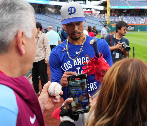 フィリーズ対ドジャース　試合前、ファンにサインをするドジャース・ベッツ（撮影・菅敏）