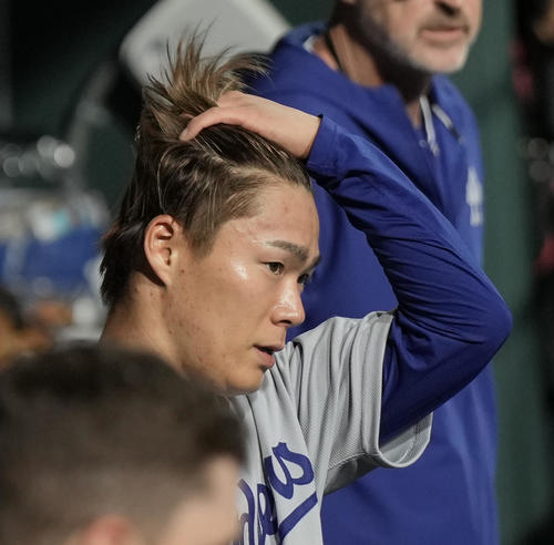フィリーズ対ドジャース　6回を投げ終え降板し、ベンチで髪をかき上げる山本（撮影・菅敏）