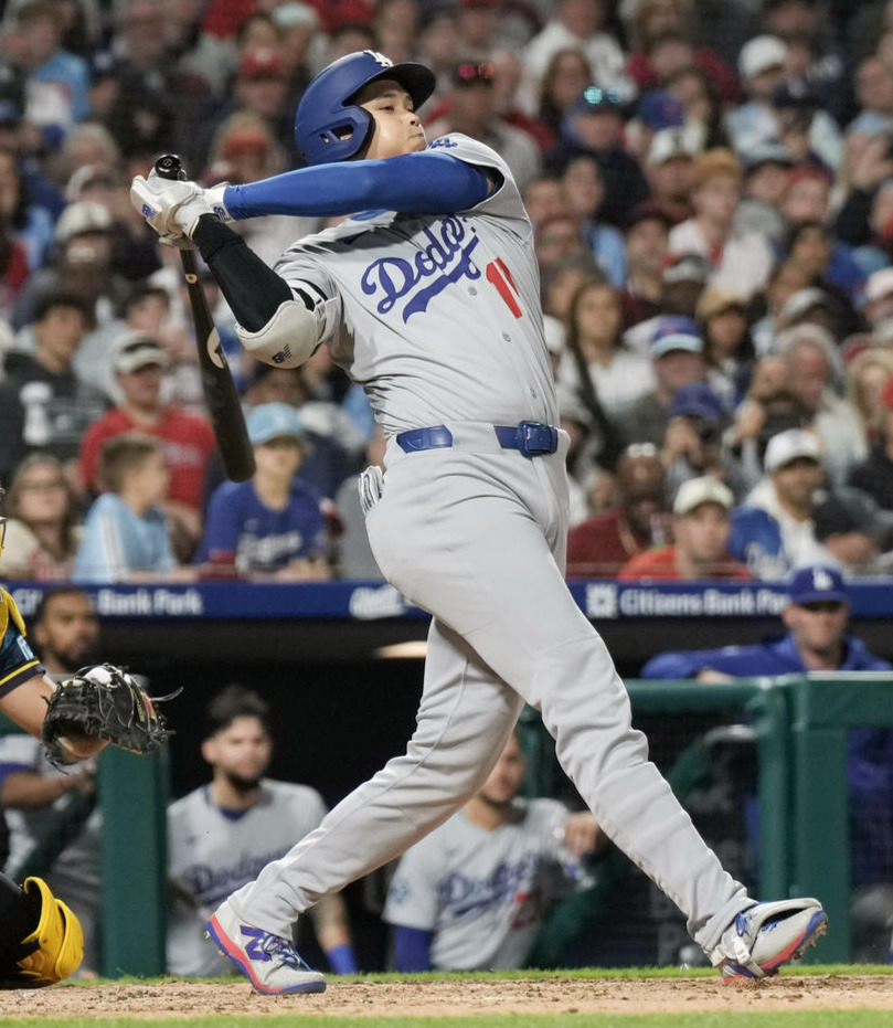 フィリーズ戦の8回、右安打を放つドジャース大谷翔平（撮影・菅敏）