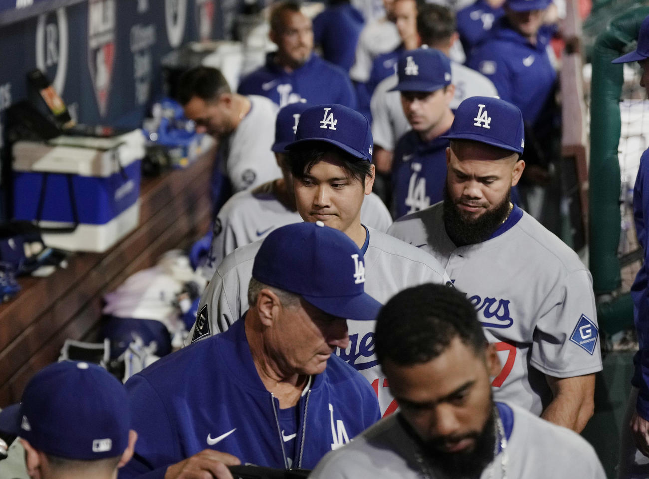 フィリーズに敗れ連勝を「8」でストップし、浮かない表情で引き揚げるドジャース大谷（中央）（撮影・菅敏）