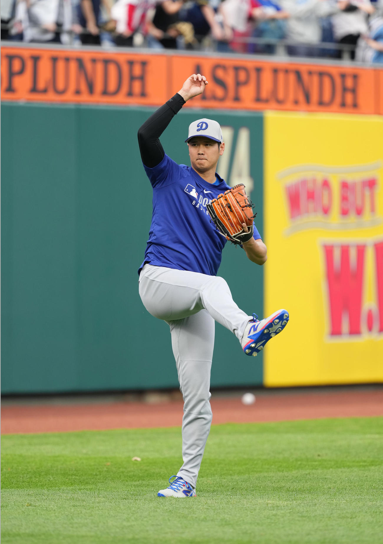 フィリーズ対ドジャース　試合前、キャッチボールで調整するドジャース大谷（撮影・菅敏）