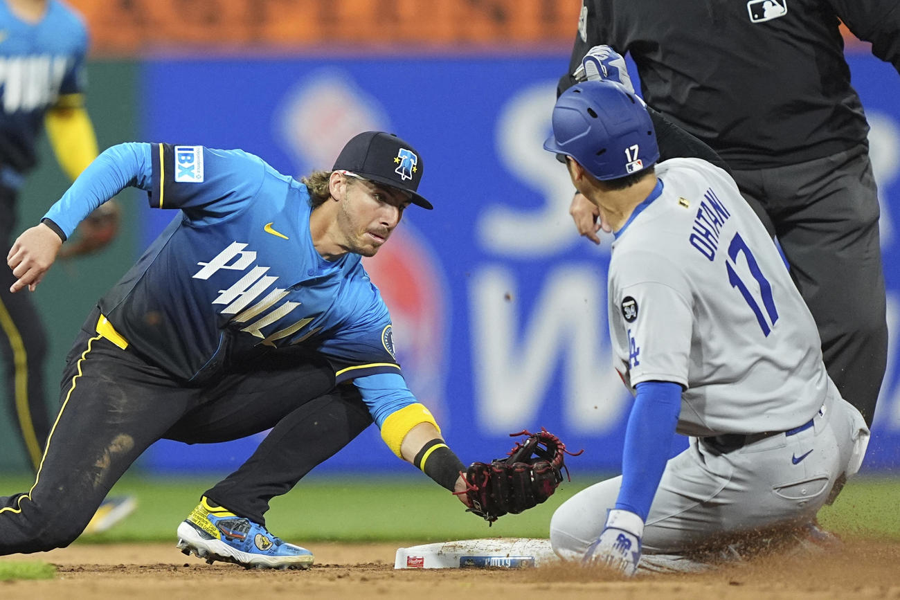 フィリーズ戦の8回、二盗に失敗したドジャース大谷翔平（AP）