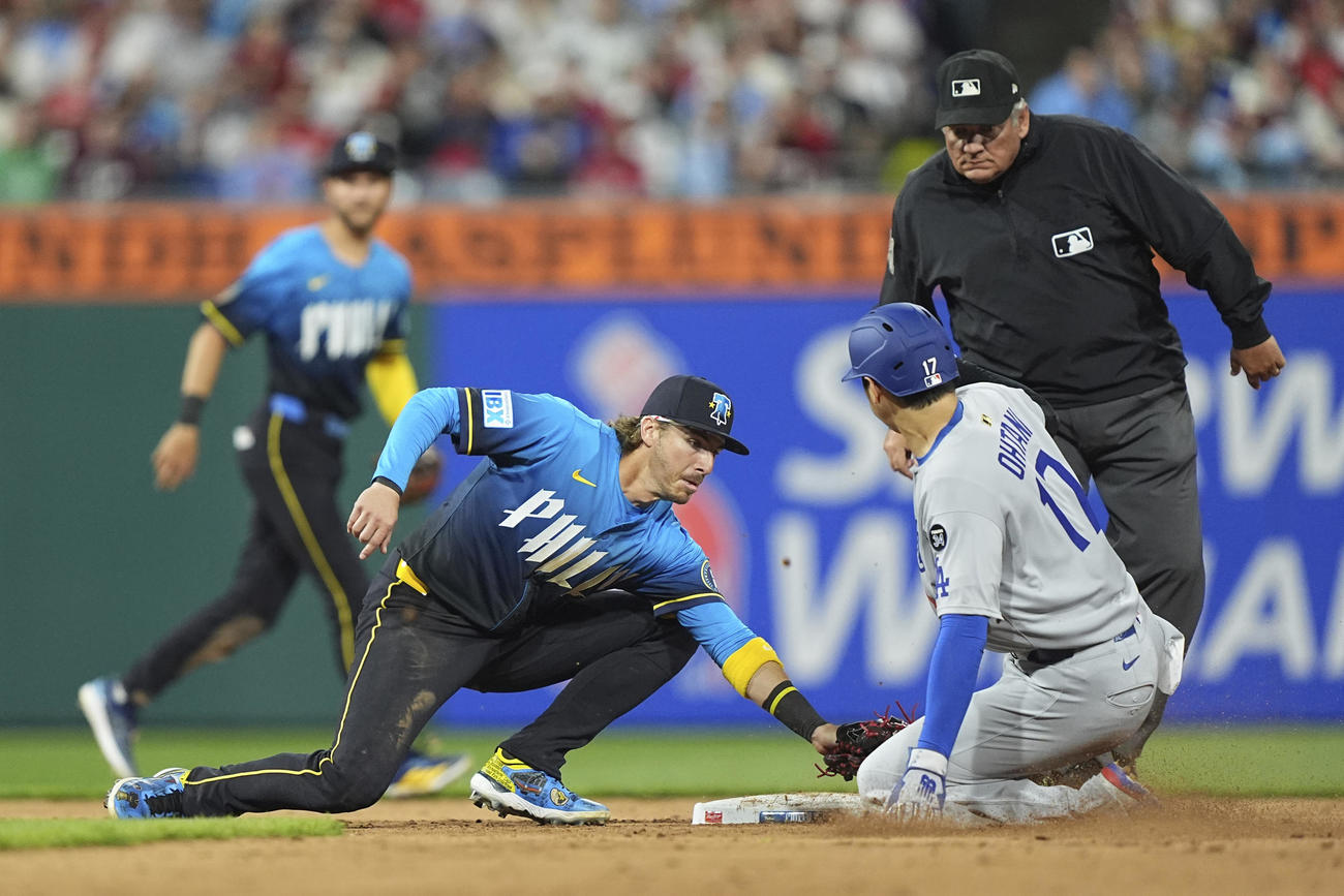 フィリーズ戦の8回、二盗に失敗したドジャース大谷翔平（AP）