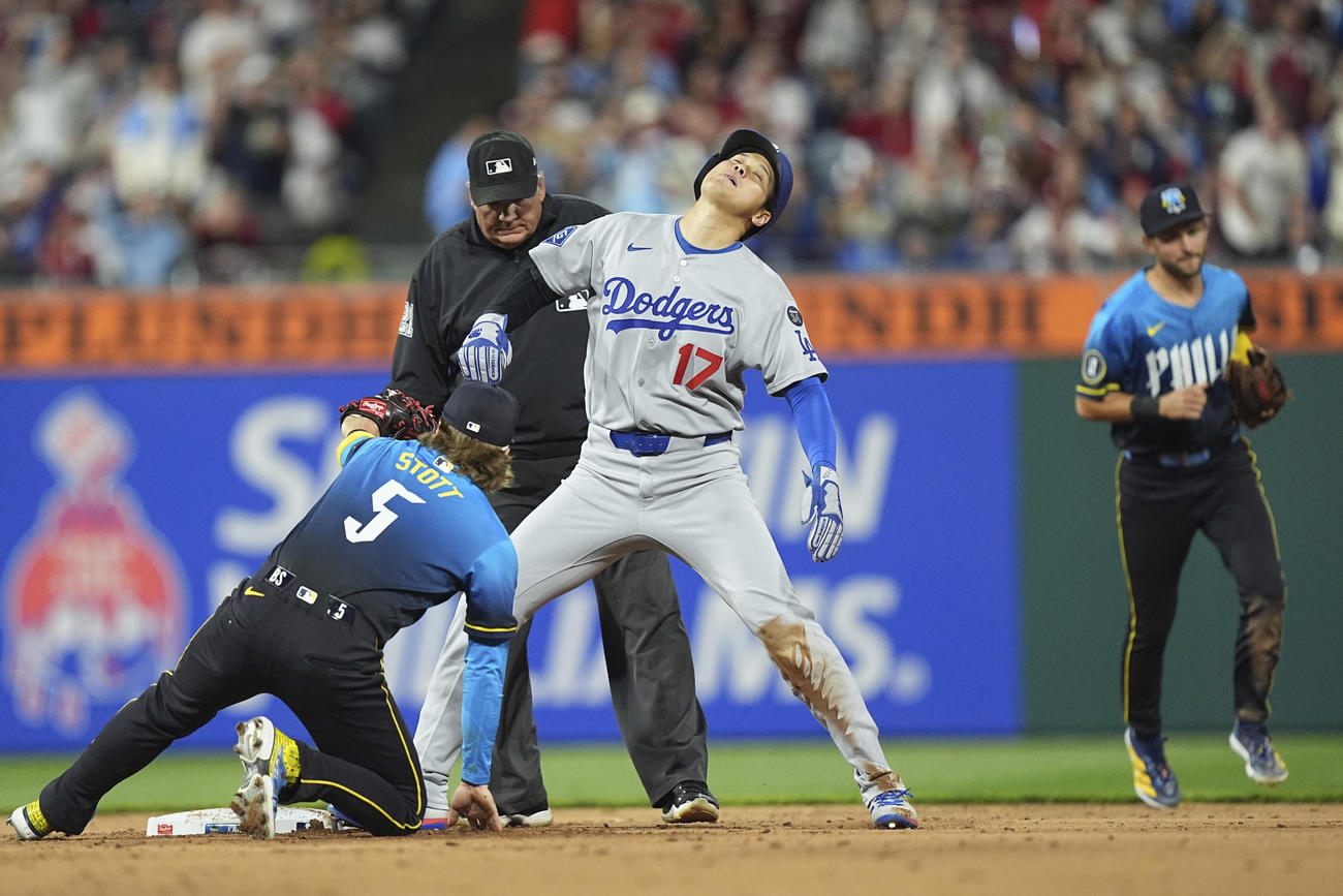 フィリーズ戦の8回、二盗に失敗したドジャース大谷翔平（AP）
