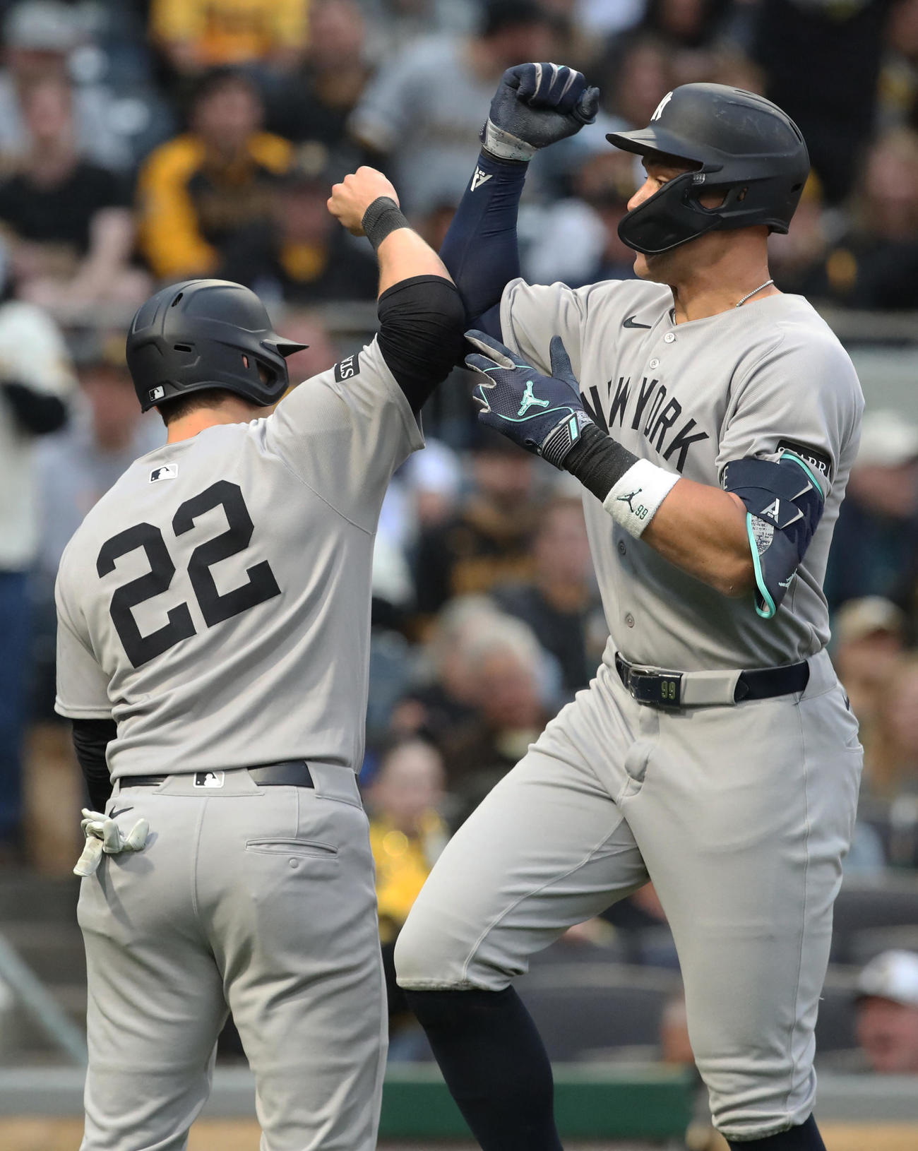 2試合連続となる6号2ランを放ったヤンキースのジャッジ（右）は同僚と喜びを分かち合う（ロイター）