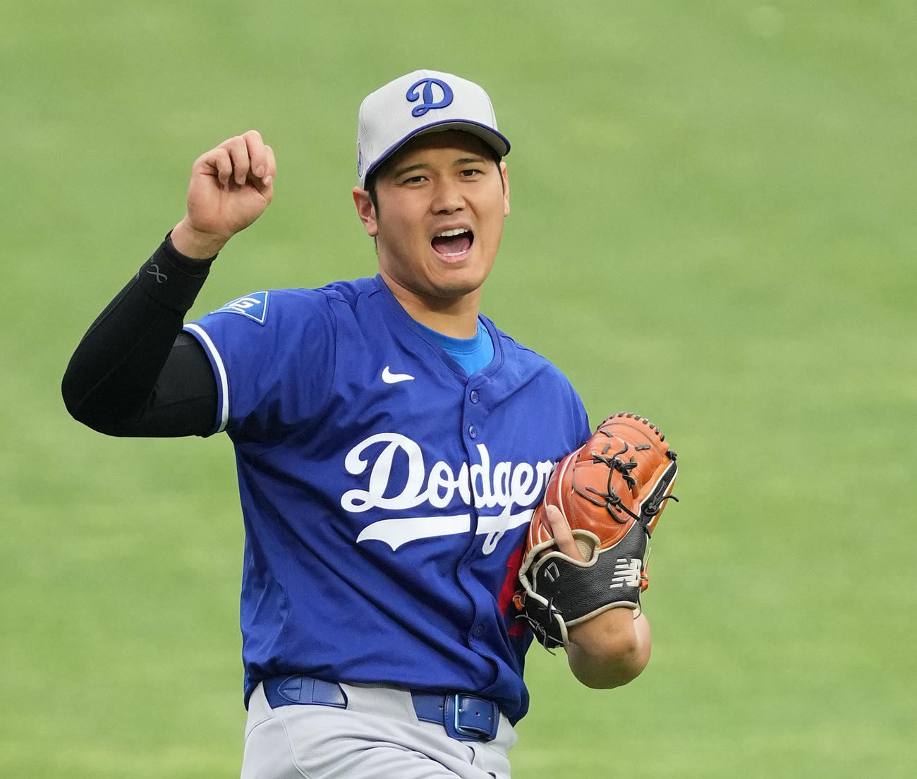 フィリーズ対ドジャース　試合前、ブルペンでの投球練習を前にキャッチボールをする大谷（撮影・菅敏）