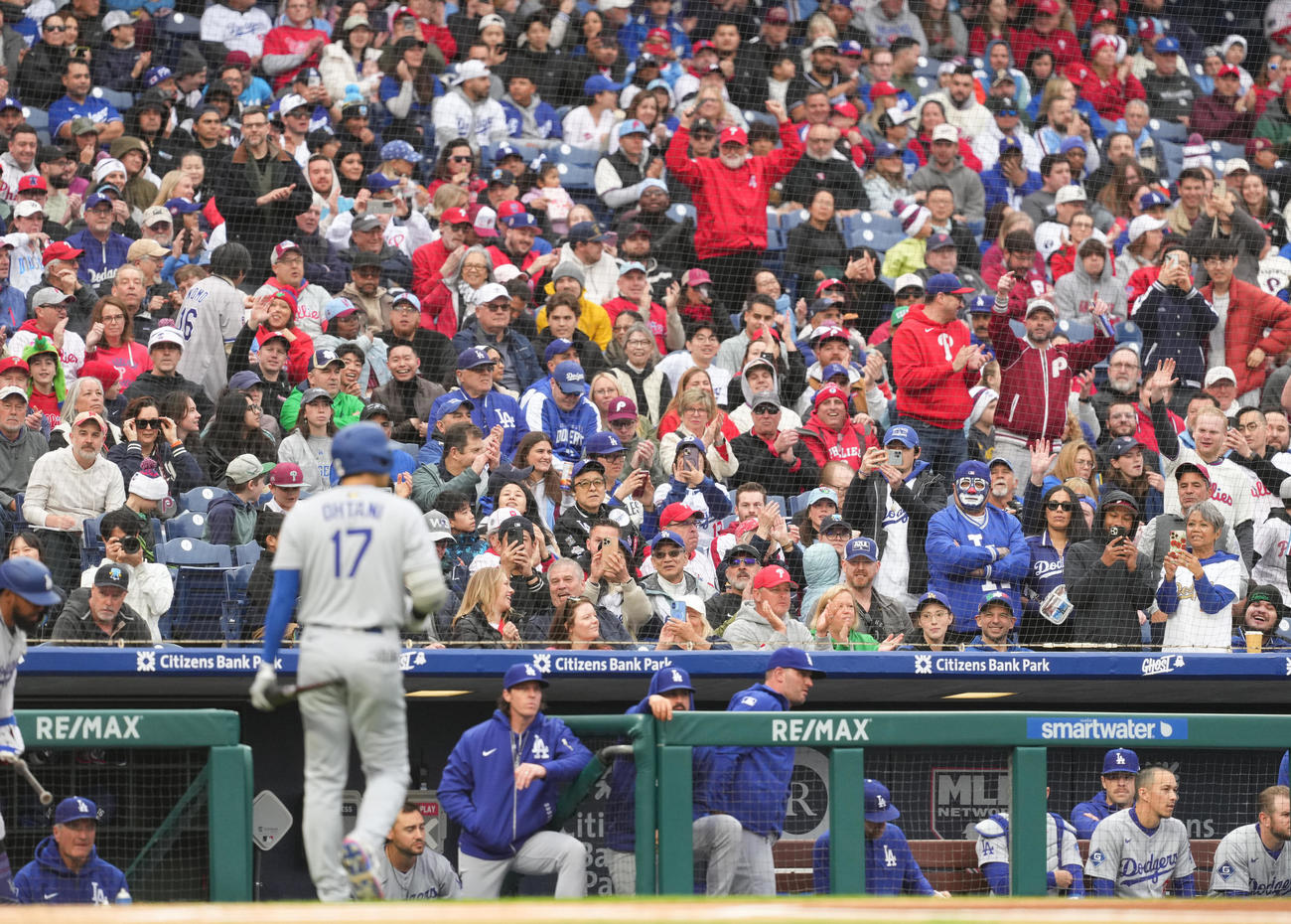 フィリーズ対ドジャース1回表ドジャース無死、空振りの三振に倒れ、ベンチに戻る大谷（撮影・菅敏）
