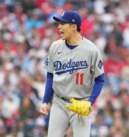 フィリーズ対ドジャース　1回、ハーパーを三振に打ち取り、雄たけびをあげる佐々木（撮影・菅敏）