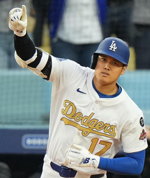 ドジャース対タイガース　7回裏ドジャース2死、左越えに今季2号ソロ本塁打を放ち、指を突き上げる大谷（撮影・菅敏）