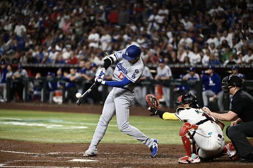 ダイヤモンドバックス対ドジャース　9回表ドジャース2死、大谷は中越えソロ本塁打を放つ（撮影・滝沢徹郎）