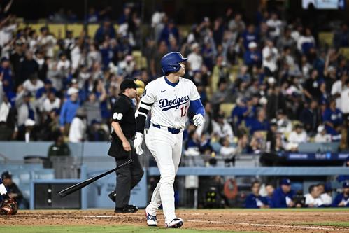 ドジャース対ダイヤモンドバックス　6回裏ドジャース1死、大谷翔平は左越えソロ本塁打を放つ（撮影・滝沢徹郎）