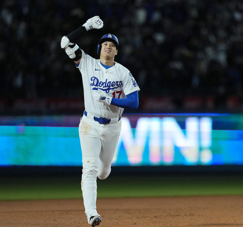 ドジャース対ブレーブス　9回裏ドジャース1死、サヨナラのソロ本塁打を放ち、ダイヤモンドを回りながらガッツポーズを見せる大谷（撮影・菅敏）