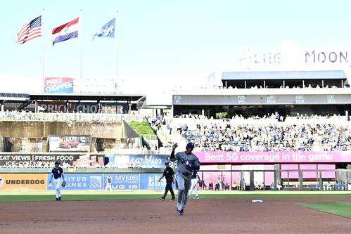 ロイヤルズ対ドジャース　1回表ドジャース無死、先制ソロ本塁打を放った大谷はデコルテポーズを決める（撮影・滝沢徹郎）