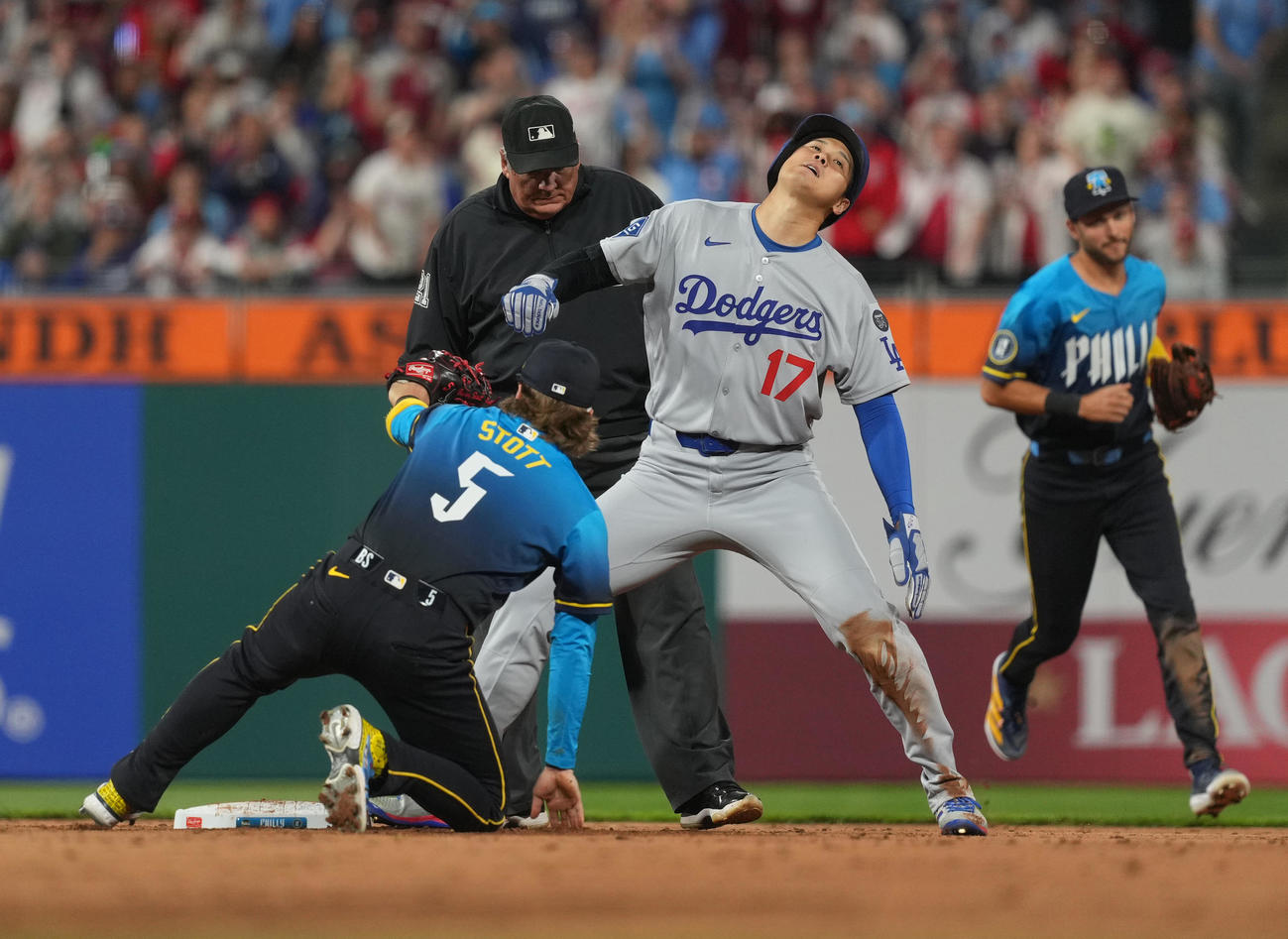 フィリーズ対ドジャース　8回表フィリーズ2死一、三塁、打者ベッツの時、二塁盗塁を狙うもアウトとなる大谷（右）（撮影・菅敏）