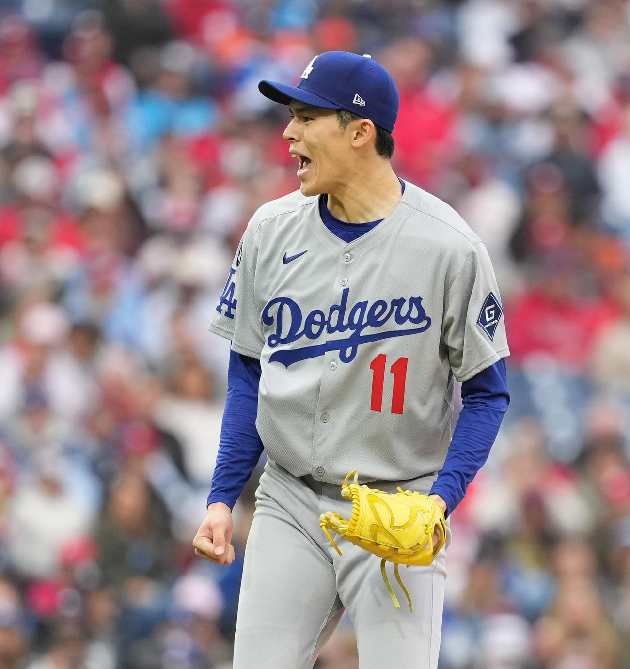 フィリーズ対ドジャース　1回、ハーパーを三振に打ち取り、雄たけびをあげる佐々木（撮影・菅敏）