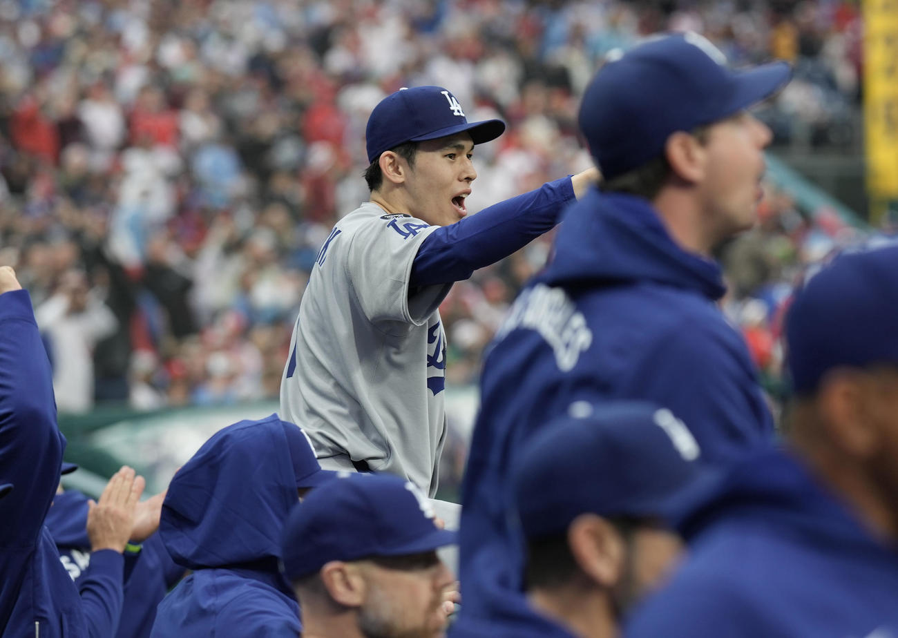 フィリーズ対ドジャース　5回裏フィリーズ1死一、三塁、シュワバーの右直で飛び出した一塁走者もアウトとなり、ベンチで喜ぶ佐々木（中央）（撮影・菅敏）