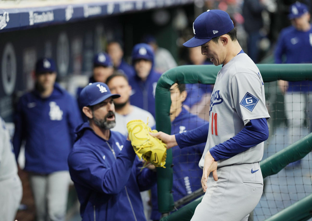 フィリーズ対ドジャース　5回裏フィリーズ無死一、二塁、うつむきながら降板する佐々木（右）（撮影・菅敏）