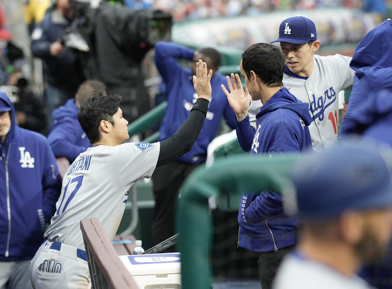 フィリーズ対ドジャース　5回裏フィリーズ無死一、二塁、降板した佐々木（右端）をベンチでタッチをする大谷（撮影・菅敏）