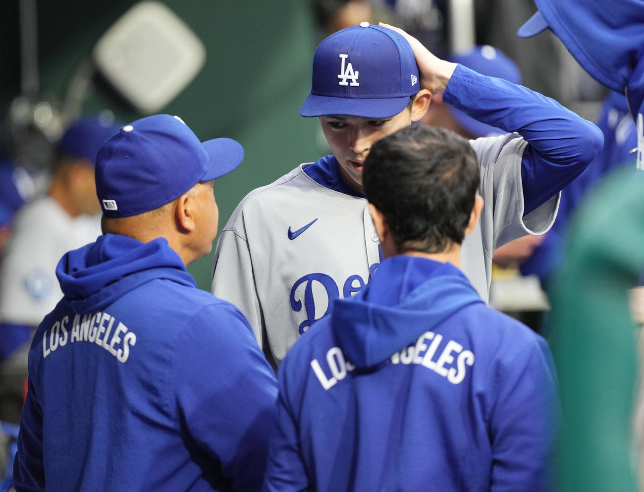 フィリーズ対ドジャース　5回裏フィリーズ無死一、二塁、降板しベンチでデーブ・ロバーツ監督（左）と話す佐々木（撮影・菅敏）