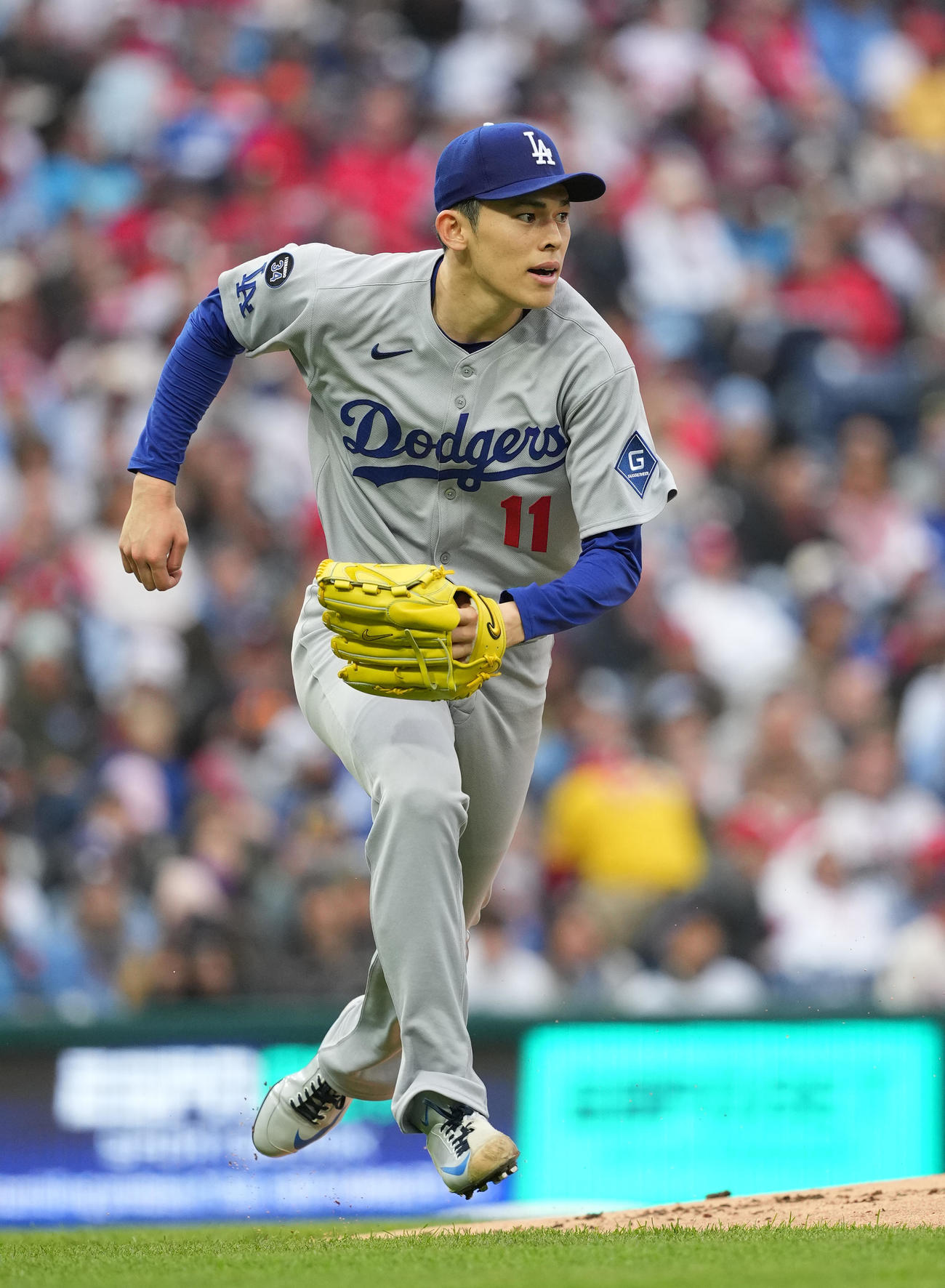 フィリーズ対ドジャース　1回、一塁に向かって駆け出すドジャース佐々木（撮影・菅敏）