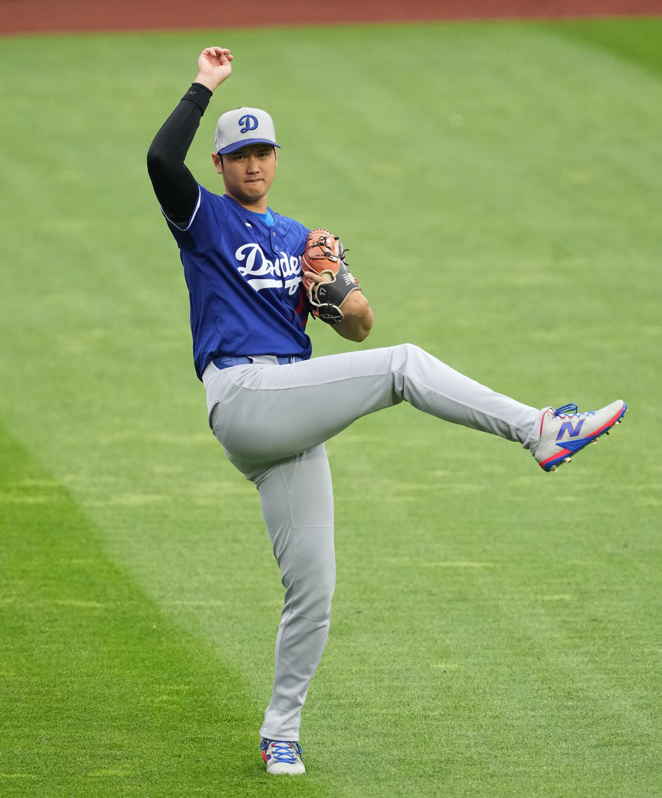 フィリーズ対ドジャース　試合前、ブルペンでの投球練習を前にキャッチボールをする大谷（撮影・菅敏）