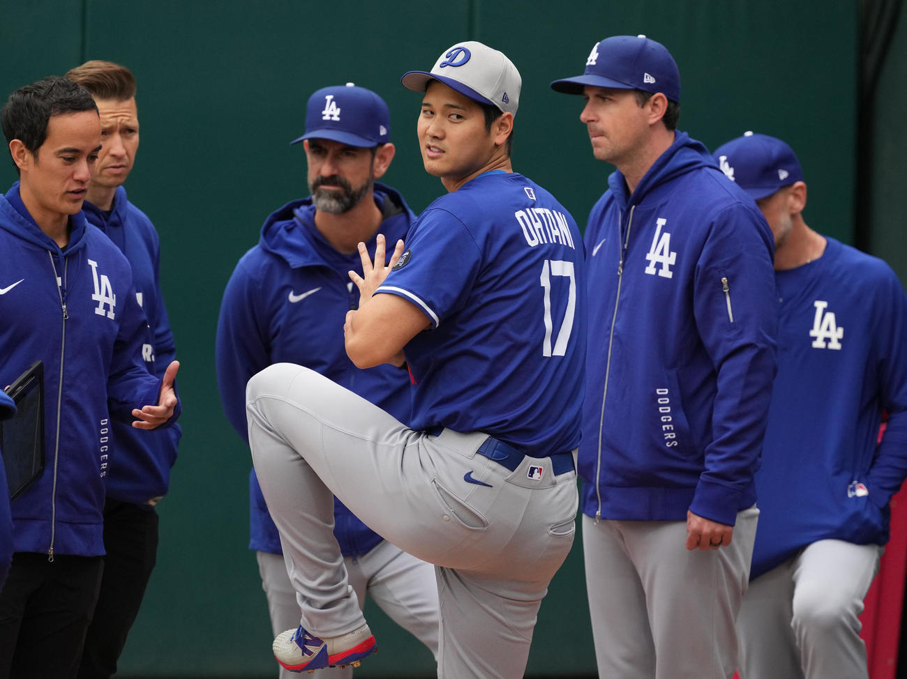 フィリーズ対ドジャース　試合前、ブルペンで投球練習を終え、コーチ陣と話す大谷（中央）（撮影・菅敏）