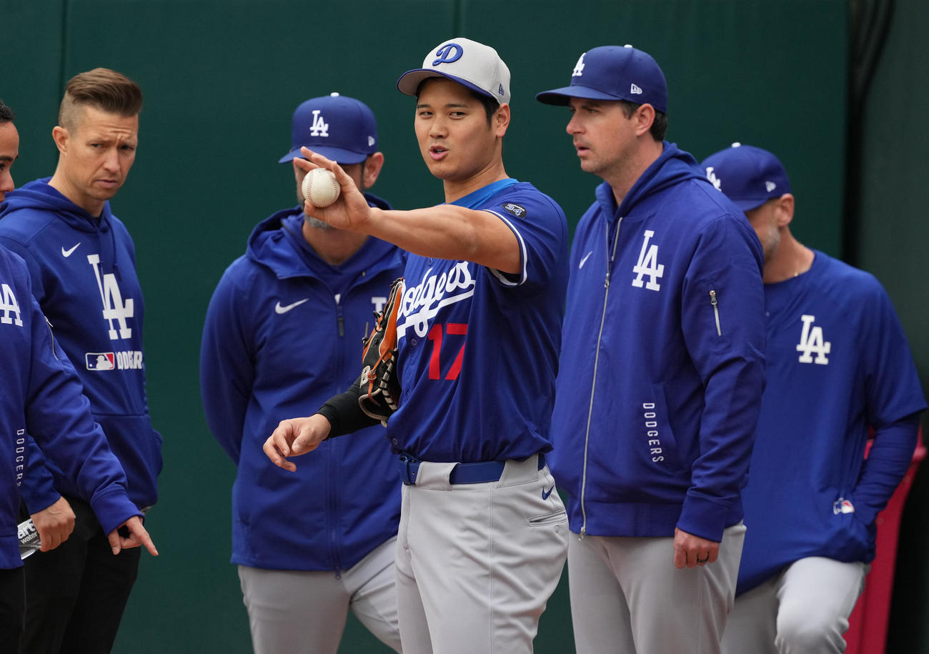 フィリーズ対ドジャース　試合前、ブルペンで投球練習を終え、コーチ陣と話す大谷（中央）（撮影・菅敏）
