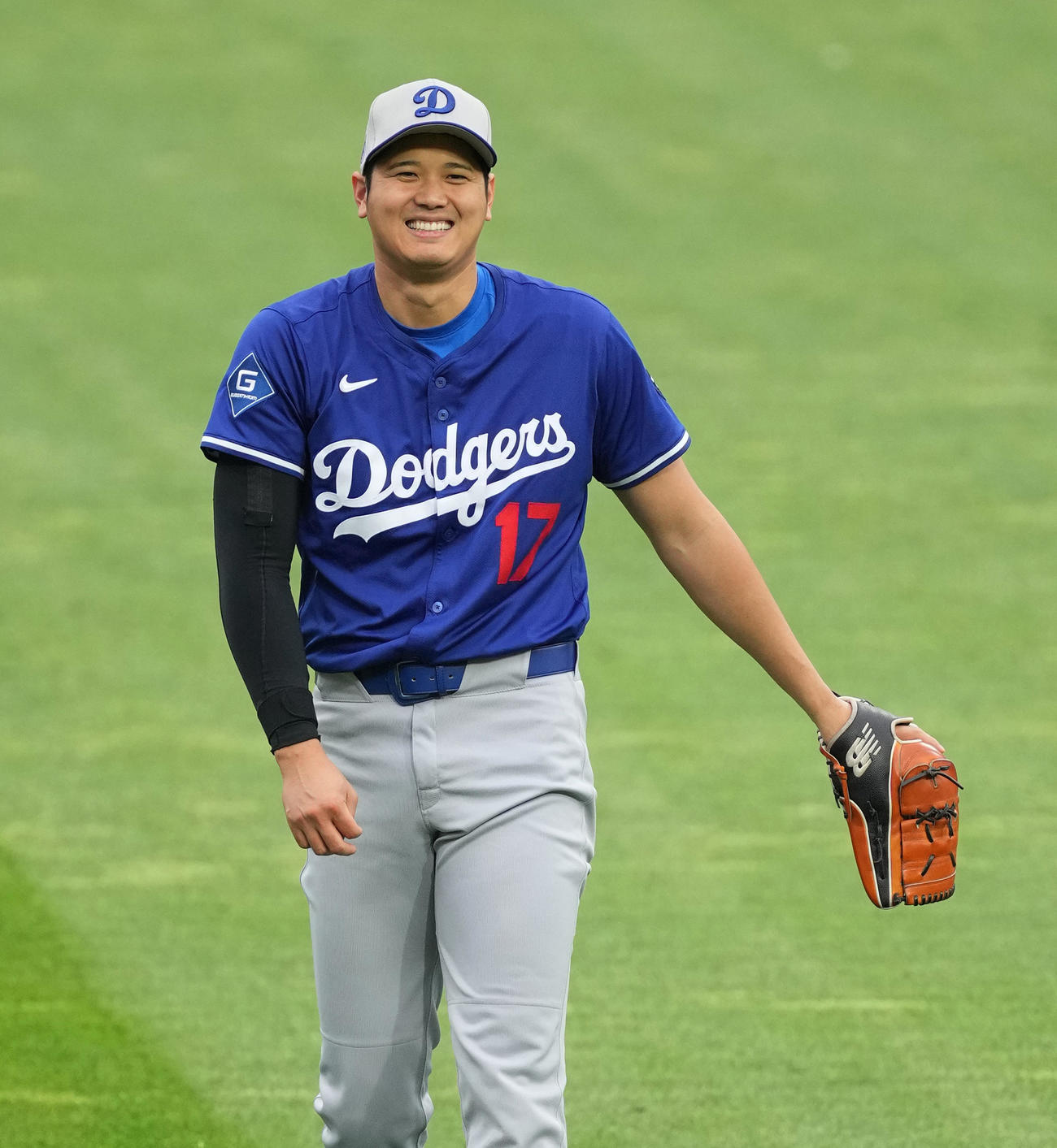 フィリーズ対ドジャース　試合前、ブルペンでの投球練習を前にキャッチボールをする大谷（撮影・菅敏）