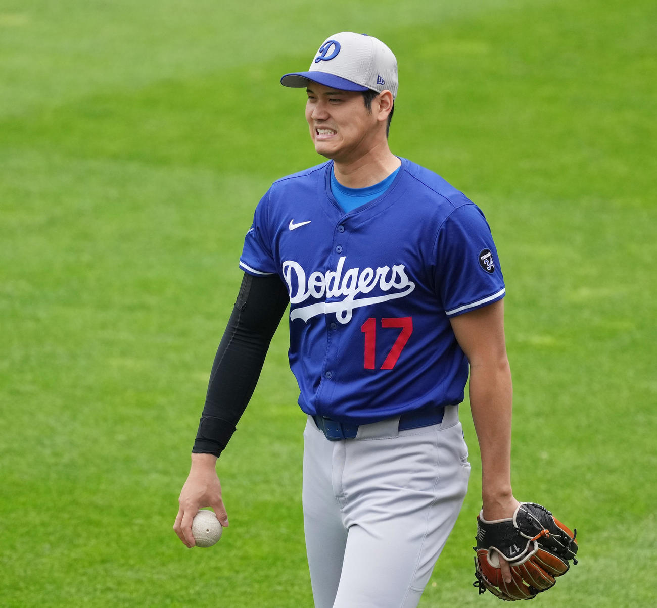 フィリーズ対ドジャース　試合前の練習に半袖姿で登場し、歯を食いしばる大谷（撮影・菅敏）