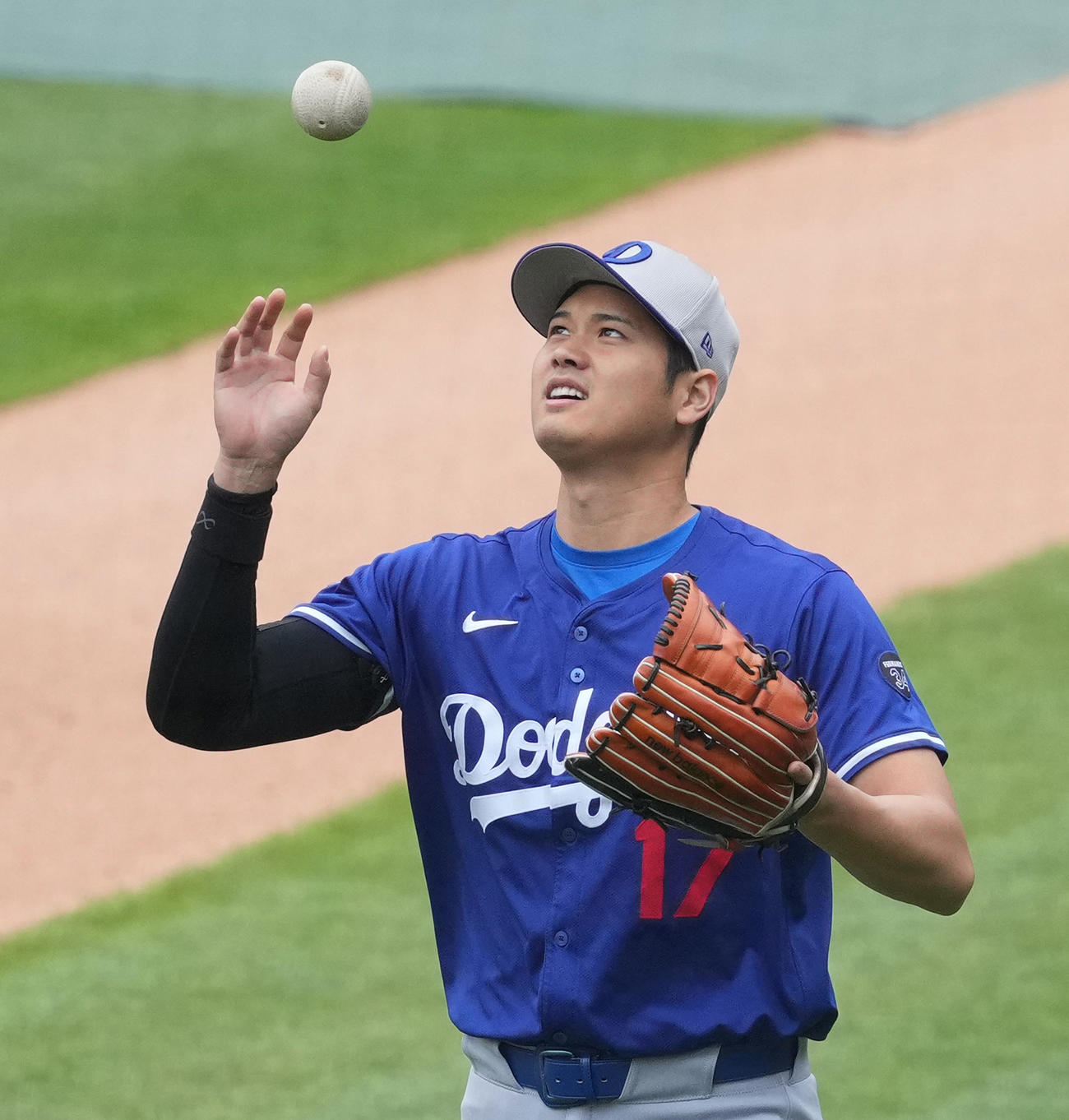 フィリーズ対ドジャース　試合前、キャッチボールを前に投げたボールを見つめる大谷（撮影・菅敏）