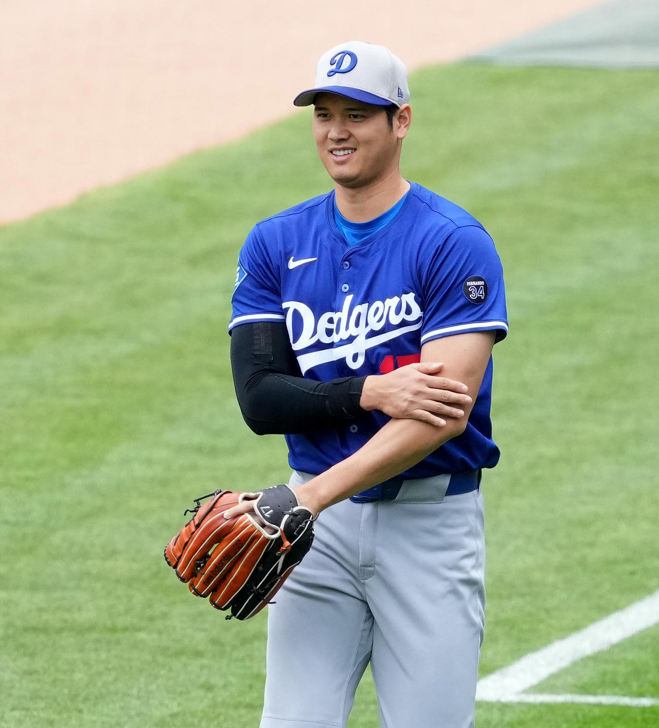 フィリーズ対ドジャース　試合前、フィールドに半袖姿で登場する大谷（撮影・菅敏）