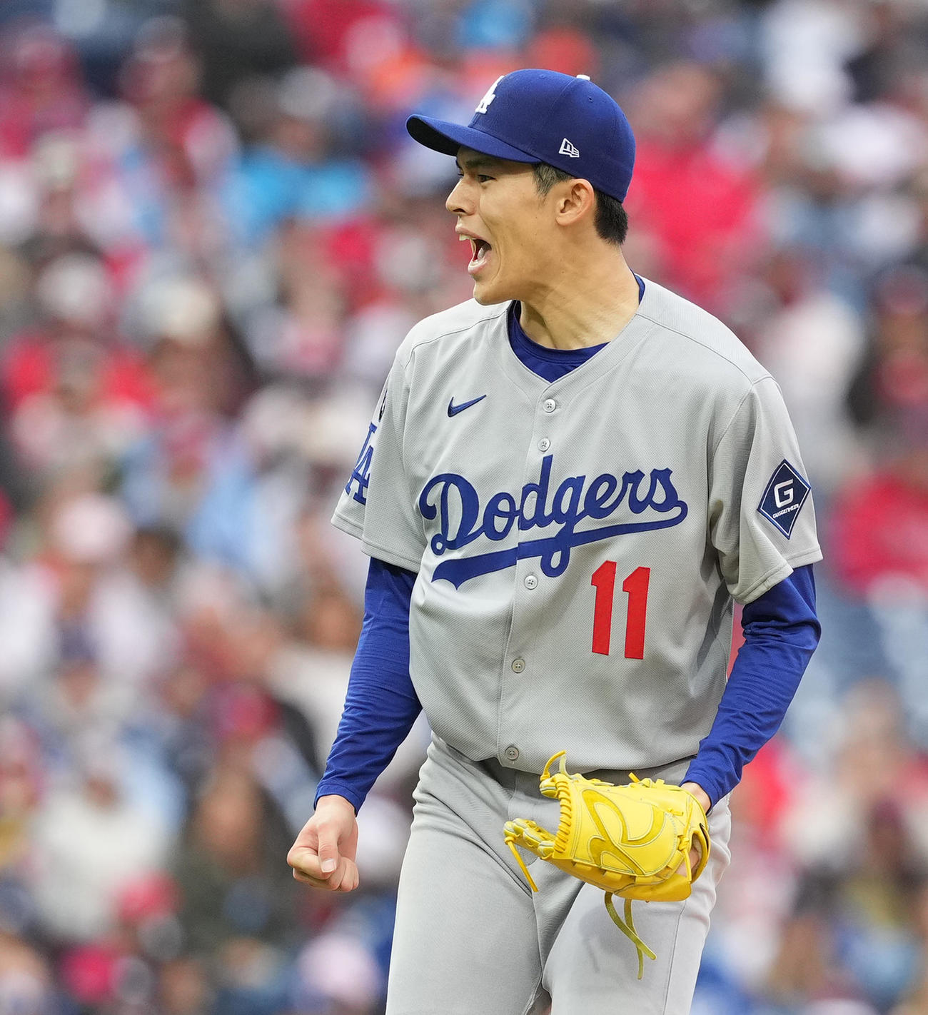 フィリーズ対ドジャース　1回裏フィリーズ無死一、三塁、ハーパーを三振に仕留め、雄たけびを上げる佐々木（撮影・菅敏）