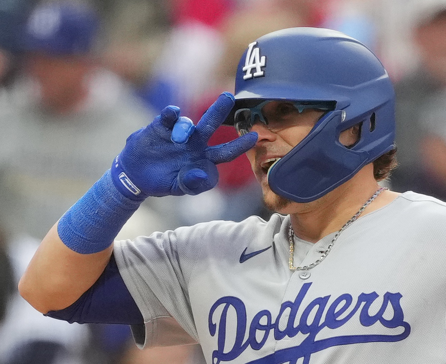 フィリーズ対ドジャース　2回表ドジャース2死二塁、2点本塁打を放ち、ポーズをとるK・ヘルナンデス（撮影・菅敏）