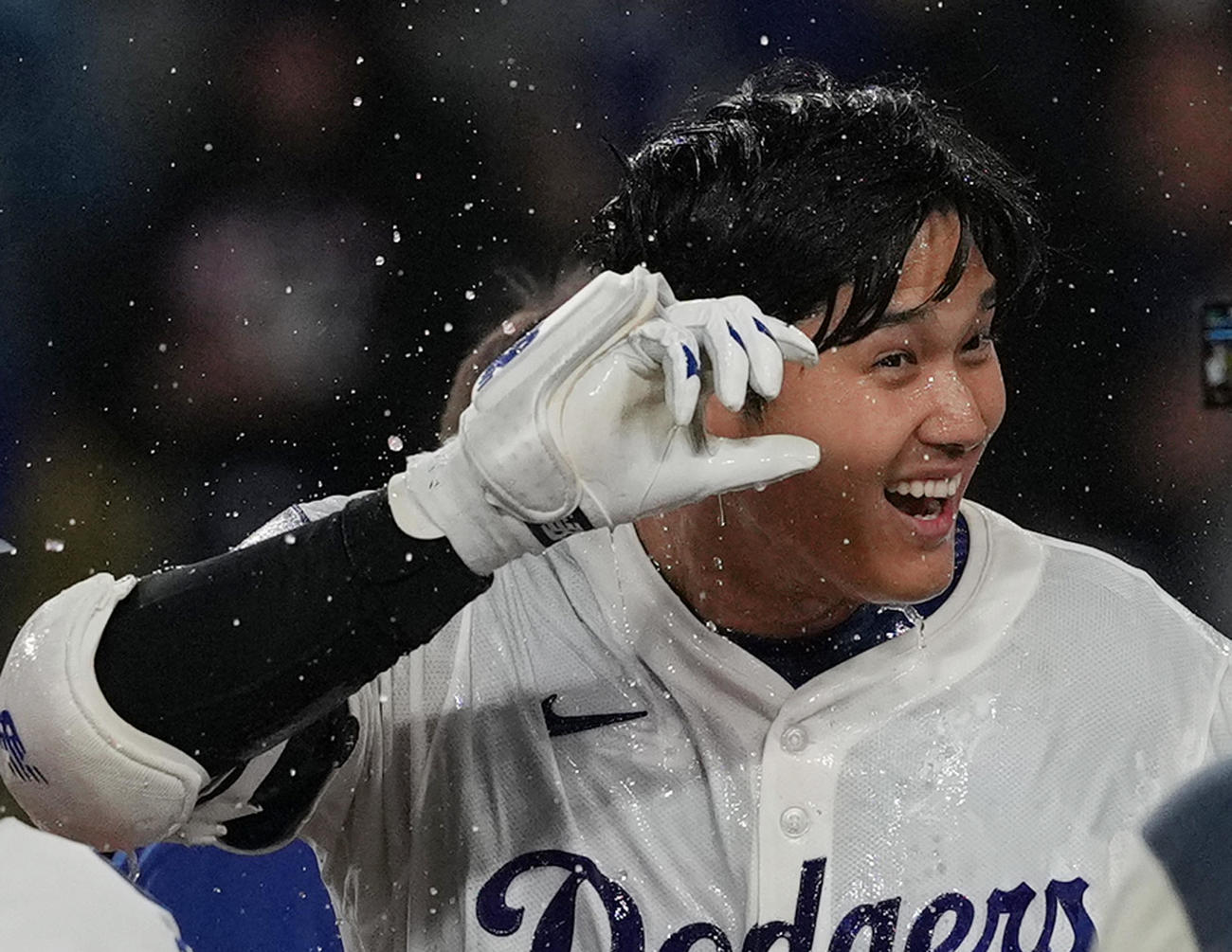 サヨナラ本塁打を放ちポーズをとるドジャース大谷（2025年4月2日撮影）