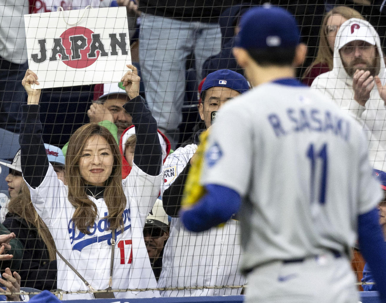 ドジャース佐々木朗希を応援するファン（AP）