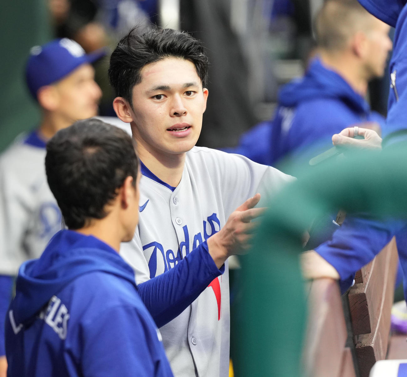 フィリーズ対ドジャース　5回裏フィリーズ無死一、二塁、降板した佐々木（右）（撮影・菅敏）