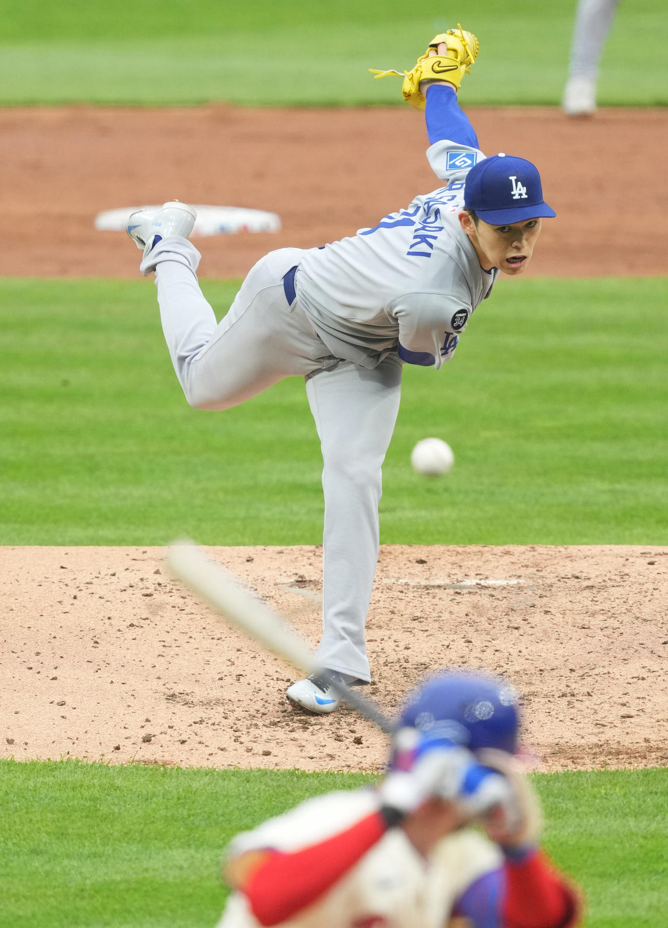 フィリーズ対ドジャース　フィリーズ戦に先発し、4回0／3を投げて3安打1失点のドジャース佐々木。打者ターナー（撮影・菅敏）