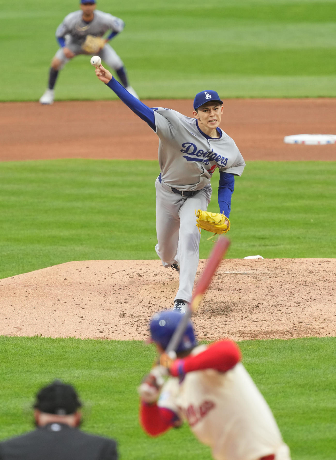 フィリーズ対ドジャース　フィリーズ戦に先発し、4回0／3を投げて3安打1失点のドジャース佐々木。打者ハーパー（撮影・菅敏）