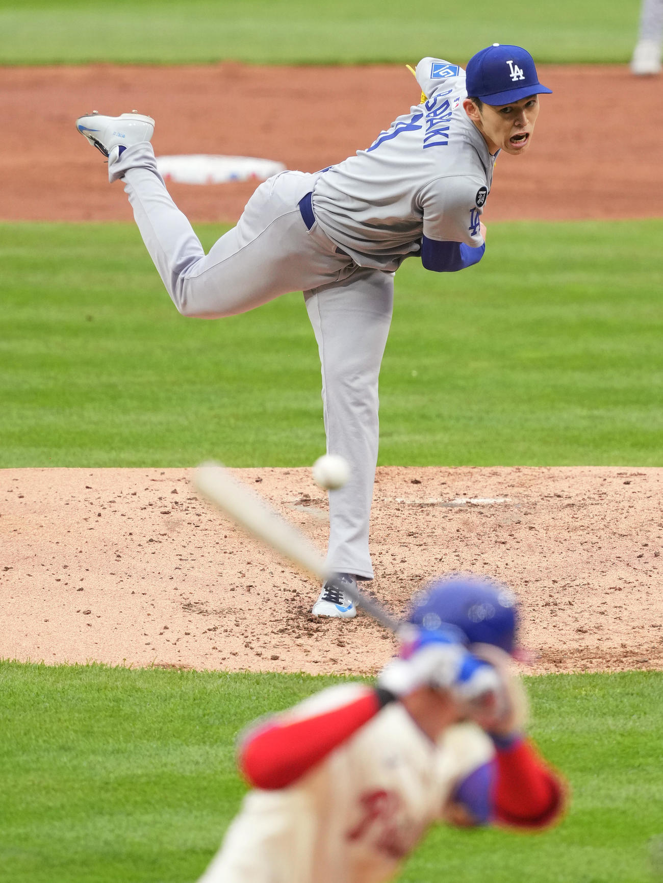 フィリーズ対ドジャース　フィリーズ戦に先発し、4回0／3を投げて3安打1失点のドジャース佐々木。打者ターナー（撮影・菅敏）