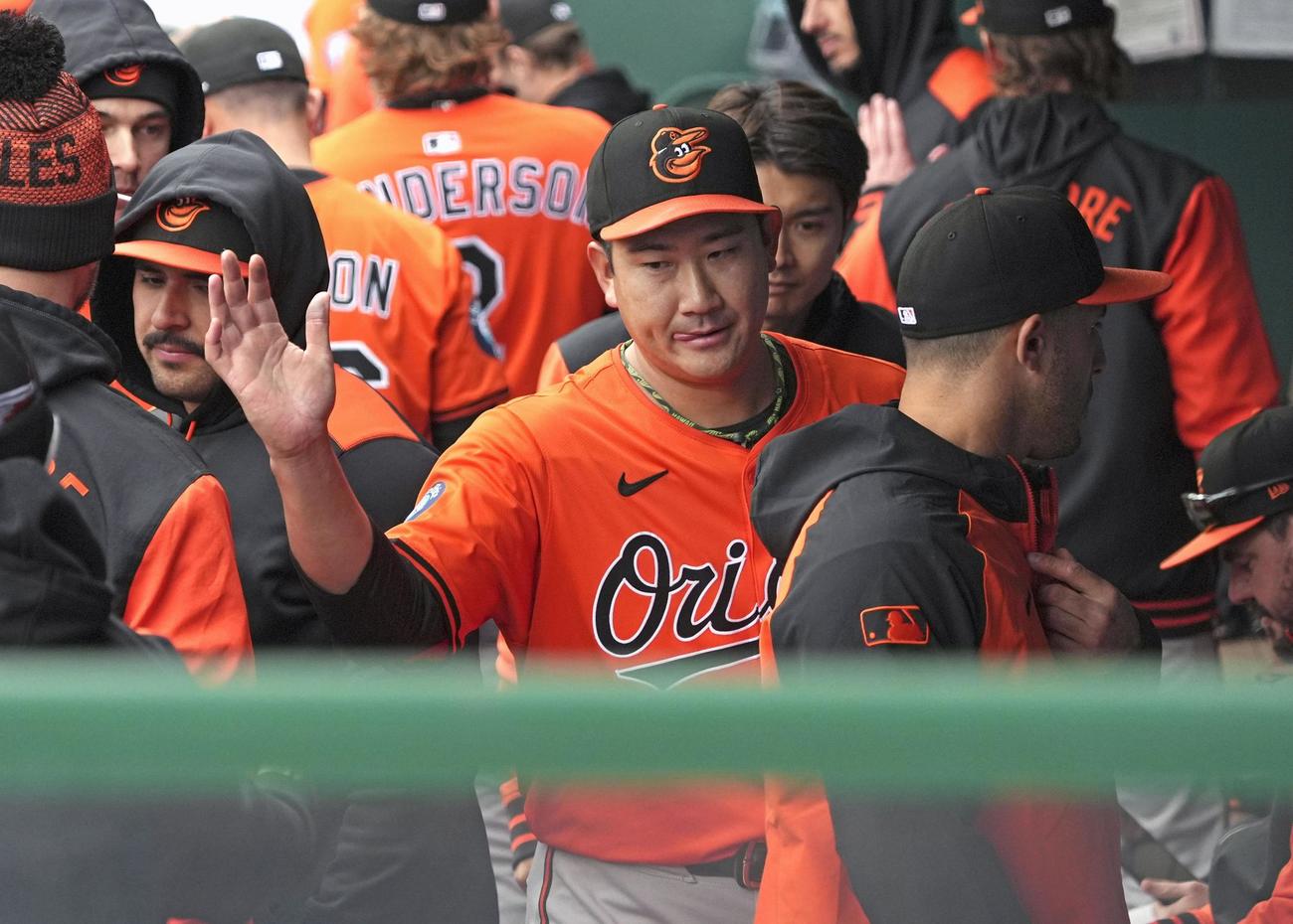 ロイヤルズ戦の6回途中で降板し、ベンチでタッチを交わすオリオールズ・菅野＝カンザスシティー（共同）
